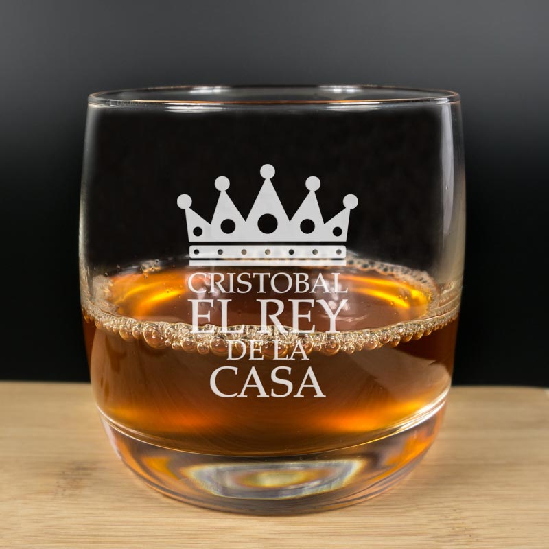 Regalos personalizados: Cristalería personalizada: Vaso de whisky grabado para el rey de la casa