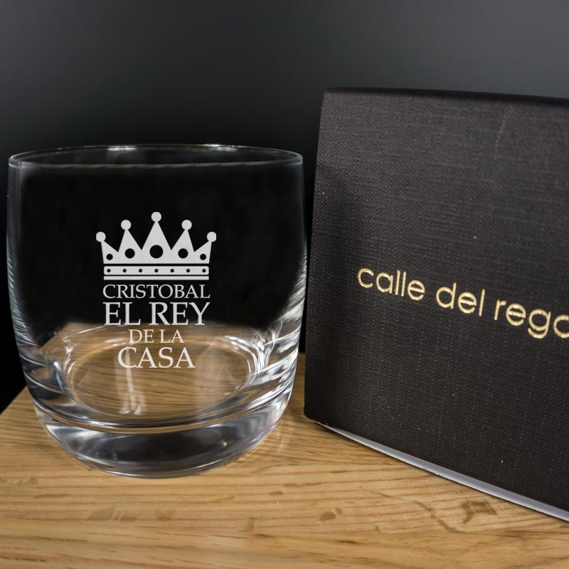 Regalos personalizados: Cristalería personalizada: Vaso de whisky grabado para el rey de la casa